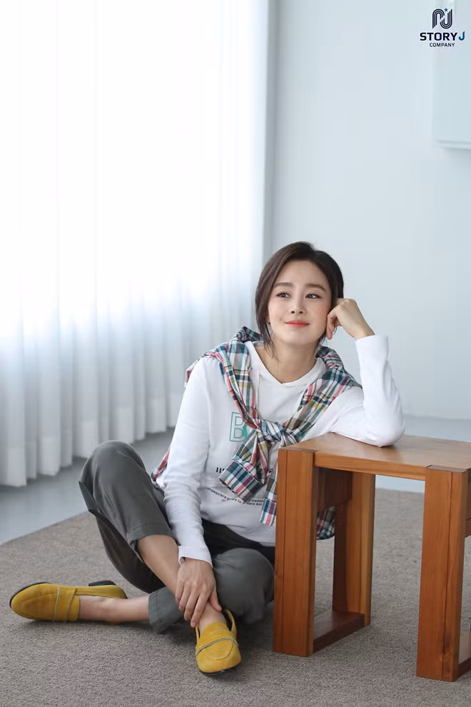 Vẻ trẻ trung và rạng rỡ của vợ Bi Rain làm nhiều người nhận xét rằng cô trông giống một sinh viên - ẢNH: STORY J COMPANY