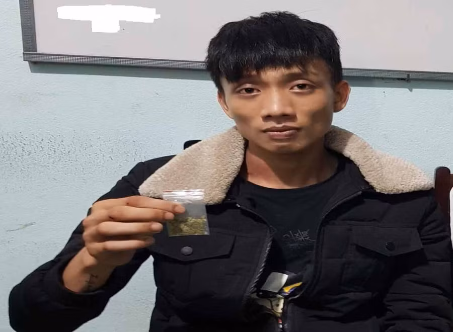 Đối tượng Kiệt bị bắt giữ cùng tang vật. Ảnh: Văn Ngọc