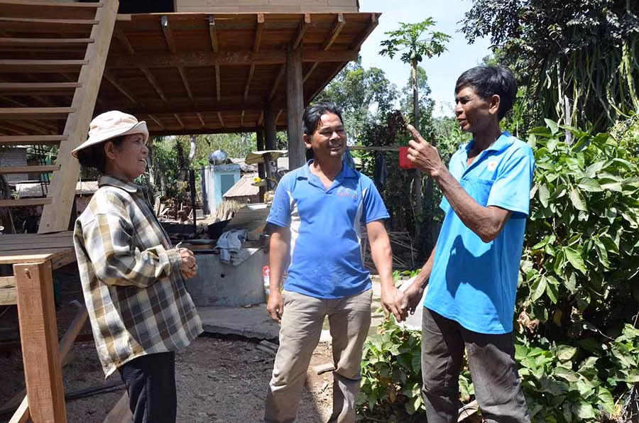Ông Ksor Jan (bên phải) vận động người dân thực hiện nếp sống văn hóa. Ảnh: Đức Phươngc