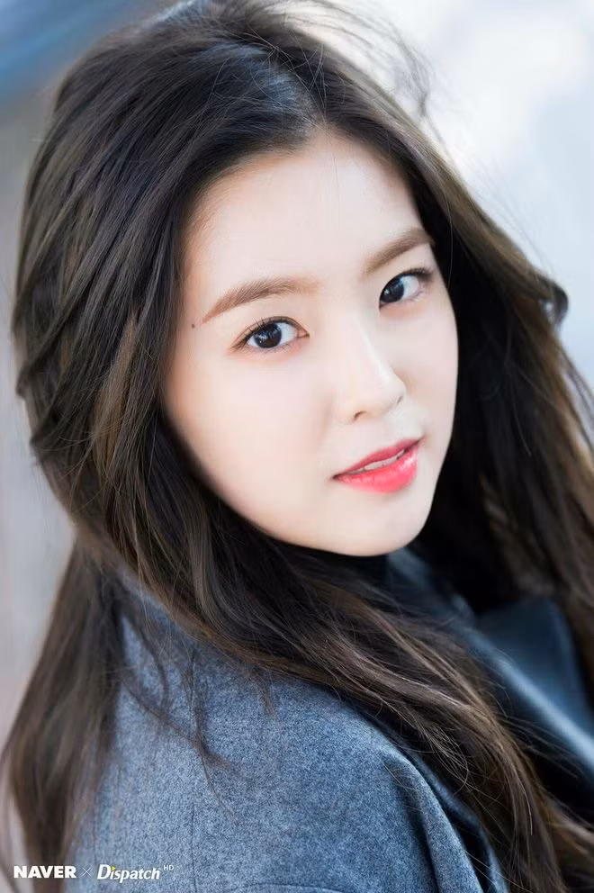 Irene sinh năm 1991, là chị cả của nhóm nhạc Red Velvet . Cô thường xuyên được người hâm mộ khen ngợi là người có nhan sắc 