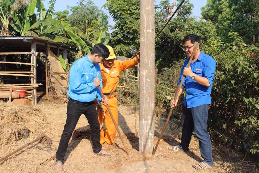 Đoàn viên, thanh niên phường Hoa Lư (TP. Pleiku) làm đường điện an toàn cho người dân làng Ốp. Ảnh: P.L