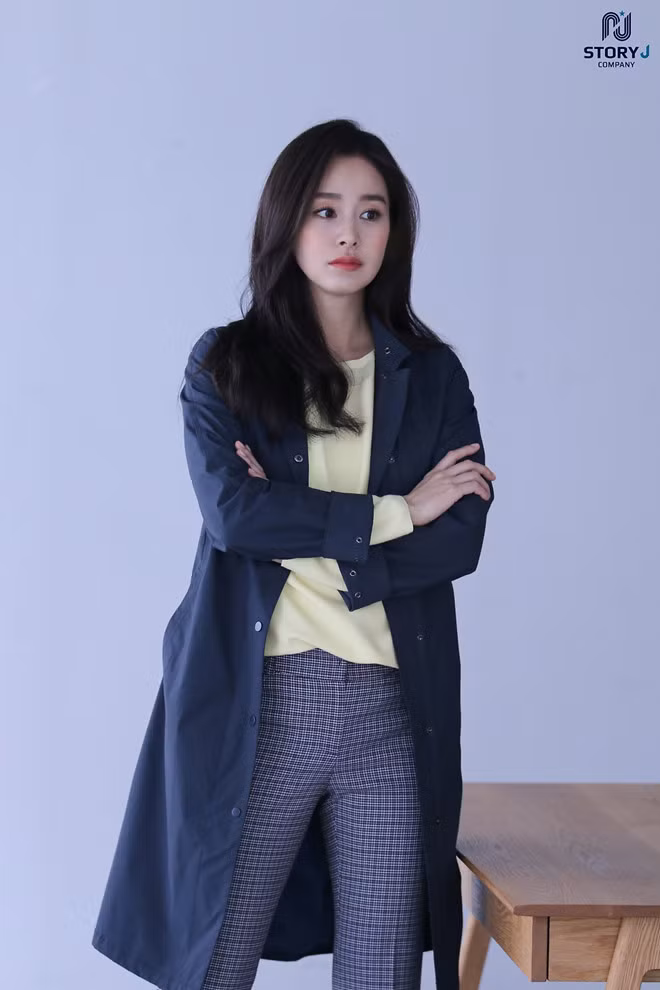 Hiện Kim Tae Hee đang nhận được nhiều sự quan tâm khi đảm nhận vai nữ chính Cha Yoo Ri trong bộ phim truyền hình Hi Bye Mama (Chào mẹ thân yêu). Cha Yoo Ri là một hồn ma bất ngờ được hồi sinh thành người và thực hiện những tâm nguyện trong vòng 49 ngày - ẢNH: STORY J COMPANY