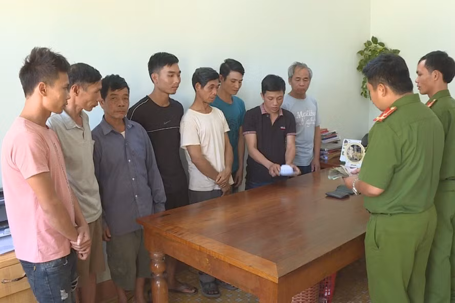 Các đối tượng tại cơ quan công an. Ảnh: LX