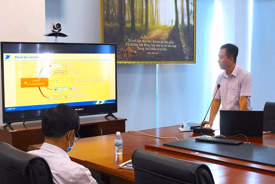  Đại diện VNPT Gia Lai hướng dẫn về hệ thống VNPT E-Learning tại buổi tập huấn. Ảnh: Mộc Trà