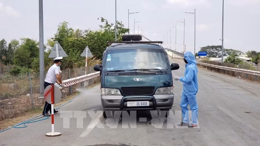 Lực lượng kiểm dịch khử trùng phương tiện vận tải tại khu vực biên giới Campuchia - Việt Nam. Ảnh: TTXVN