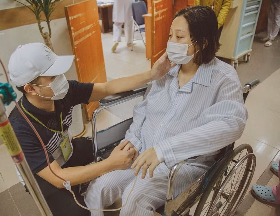 Chị Lan chuẩn bị vào phòng mổ. Ảnh Công Thắng.