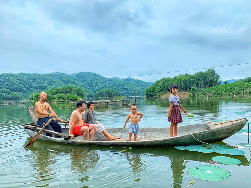 Đầm Vân Hội được các dòng suối lớn như: Ngòi Vần, ngòi Lĩnh, ngòi Chanh, ngòi Hạ... dồn nước từ các khu rừng nguyên sinh về làm đầy, diện tích lên tới 410 ha nước mặt với trên 40 đảo lớn, nhỏ bốn mùa cây cối tốt tươi. (Ảnh: Xuân Mai/Vietnam+) Đầm Vân Hội được các dòng suối lớn như: Ngòi Vần, ngòi Lĩnh, ngòi Chanh, ngòi Hạ... dồn nước từ các khu rừng nguyên sinh về làm đầy, diện tích lên tới 410 ha nước mặt với trên 40 đảo lớn, nhỏ bốn mùa cây cối tốt tươi. (Ảnh: Xuân Mai/Vietnam+)