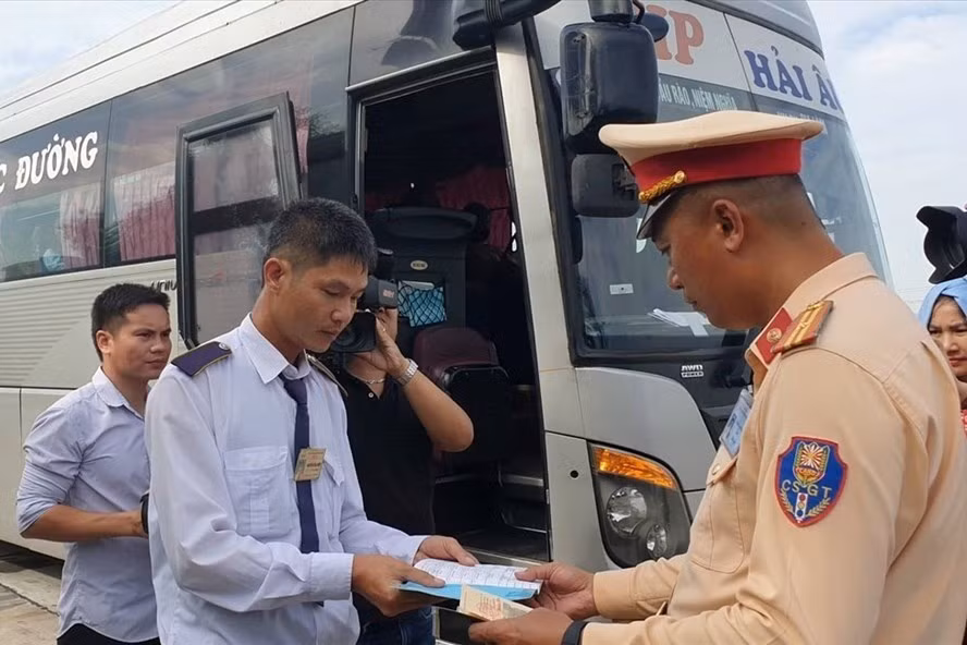 Lực lượng CSGT kiểm tra thực hiện an toàn giao thông đối với lái xe. Ảnh: T.Vương