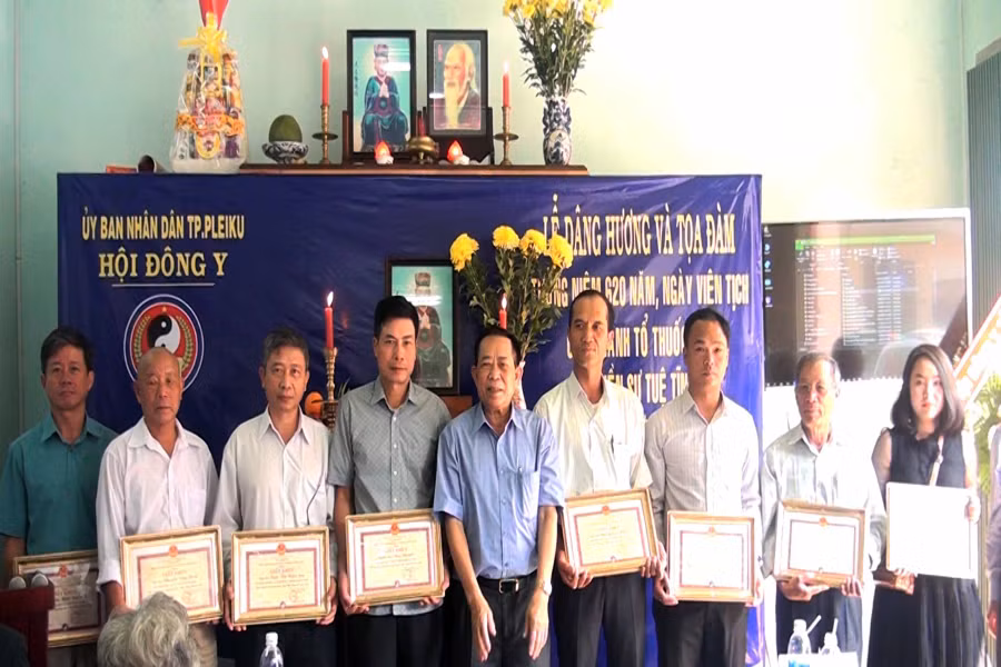 Trao giấy khen cho những hội viên có thành tích trong hoạt động công tác hội. Ảnh: Ngọc Sang