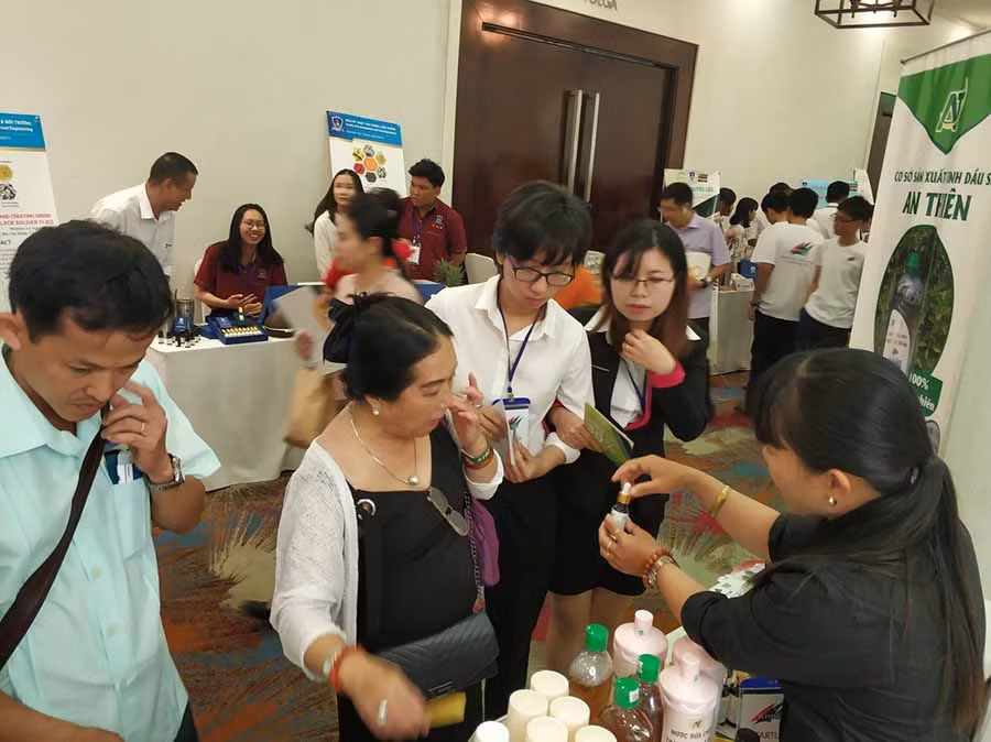Nhu cầu sử dụng tinh dầu sả nguyên chất gia tăng đột biến trong mùa dịch. Ảnh: Sơn Ca Nhu cầu sử dụng tinh dầu sả nguyên chất gia tăng đột biến trong mùa dịch