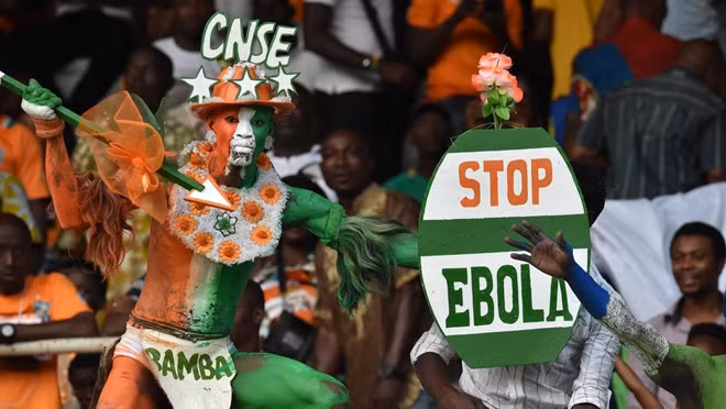 Một nhóm CĐV Bờ Biển Ngà thể hiện sự kỳ thị với các cầu thủ khách Sierra Leone. Ảnh: Reuters