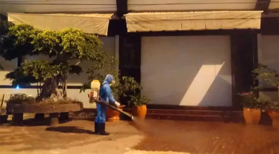  Chiều cùng ngày, lực lượng chức năng phun thuốc khử trùng, sát khuẩn ở nơi làm việc và nơi ở của bà T