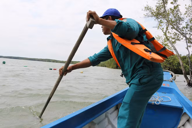 Anh Tuấn thường xuyên phối hợp với hộ dân để chốt đêm, tuần tra bảo vệ rừng. Ảnh: Phạm Thu Ngân