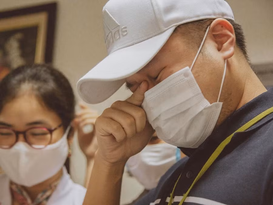 Nước mắt hạnh phúc của người chồng. Ảnh: Công Thắng.