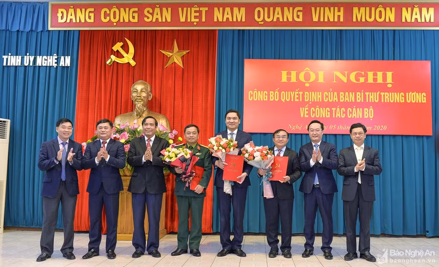 Lãnh đạo Ban Tổ chức Trung ương, lãnh đạo tỉnh Nghệ An chúc mừng 3 tân Ủy viên Ban Thường vụ Tỉnh ủy Nghệ An. Lãnh đạo Ban Tổ chức Trung ương, lãnh đạo tỉnh Nghệ An chúc mừng 3 tân Ủy viên Ban Thường vụ Tỉnh ủy Nghệ An.