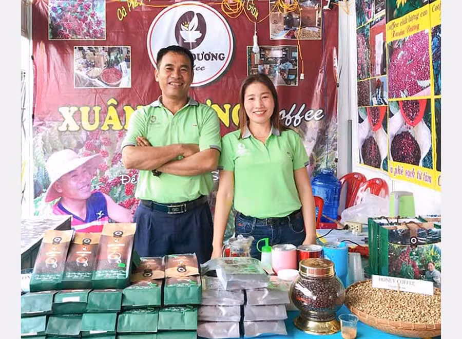  Sản phẩm cà phê hạt rang nguyên chất và cà phê bột nguyên chất của hộ kinh doanh Phạm Xuân Dương đạt chứng nhận OCOP 3 sao cấp tỉnh năm 2019. Ảnh: Đ.Y