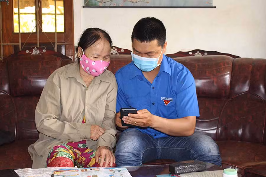  Đoàn viên phường Thống Nhất (TP. Pleiku) giúp người dân khai báo thông tin y tế. Ảnh: P.L