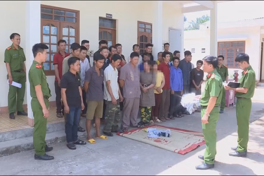  Các đối tượng bị cơ quan công an bắt giữ. Ảnh: LX