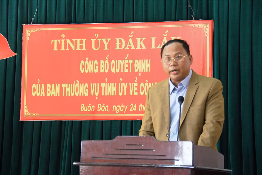 Ông Ya Toan Ênuôl, tân Bí thư Huyện ủy Buôn Đôn phát biểu nhận nhiệm vụ. Ảnh: LX. Ông Ya Toan Ênuôl, tân Bí thư Huyện ủy Buôn Đôn phát biểu nhận nhiệm vụ. Ảnh: LX.