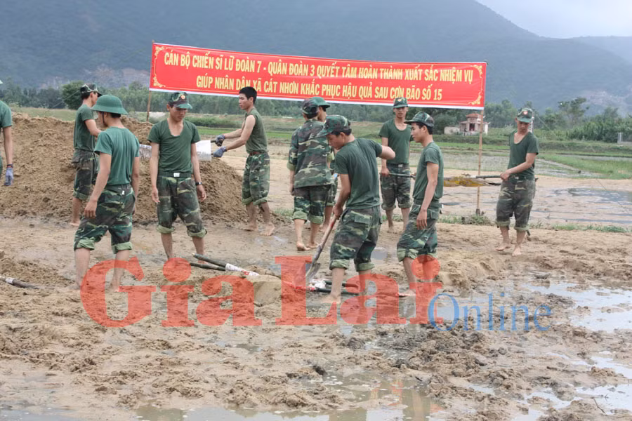  Cán bộ chiến sĩ Lữ đoàn 7 giúp dân khắc phục hậu quả cơn bão số 15. Ảnh: Hồng Thương