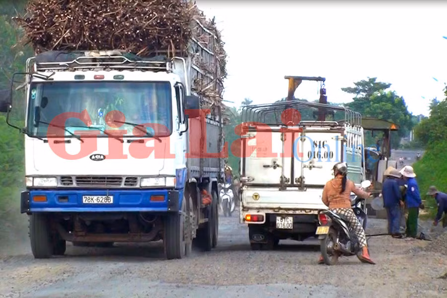 Xe quá tải giẫm nát quốc lộ 25 dù công nhân ra sức sửa chữa. Ảnh: Nguyễn Giác