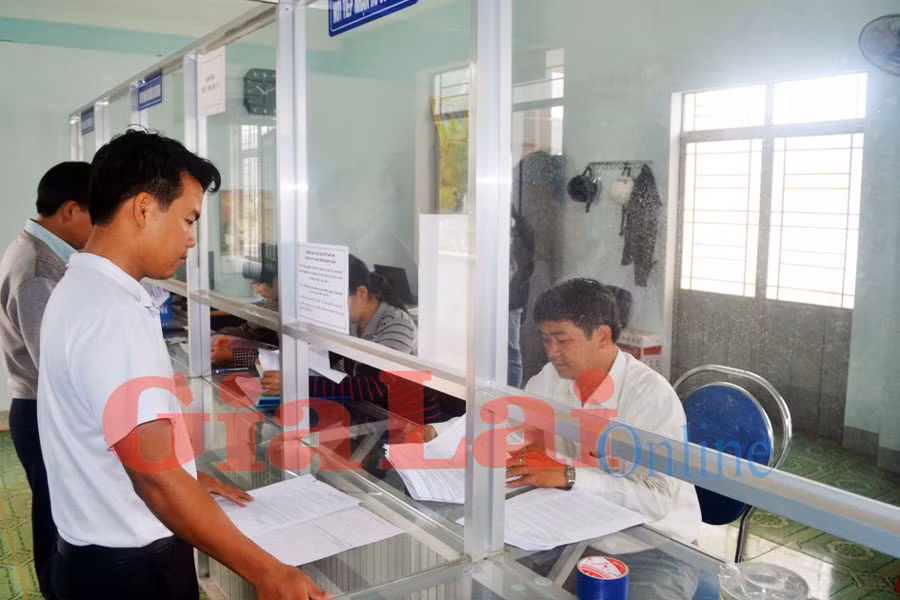  Người dân đăng ký cấp giấy CNQSDĐ. Ảnh: Lê Nam