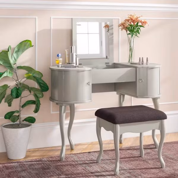  Bàn trang điểm thanh lịch với đường nét uốn cong mềm mại.