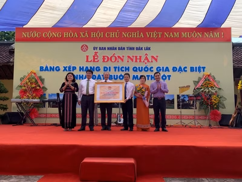  Đại diện Bộ VHTT và Du Lịch trao bằng công nhận Di sản đặc biết cấp quốc gia Nhà đày cho đại diện UBND tỉnh Đắk Lắk.