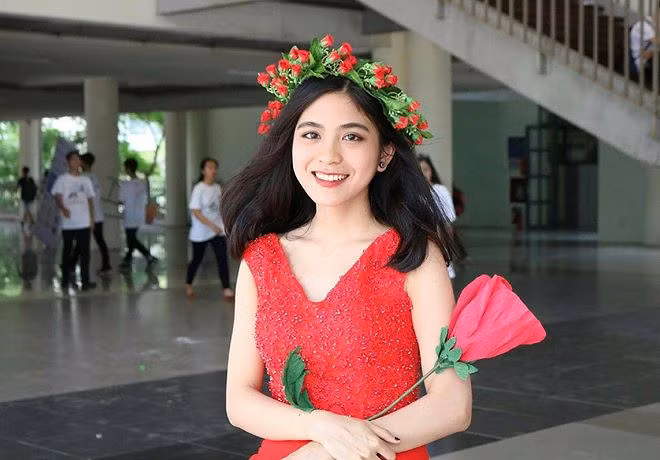  Không chỉ giữ việc học văn hoá tốt, Yến còn tích cực tham gia các hoạt động văn nghệ tại trường, đặc biệt là nhạc kịch. 