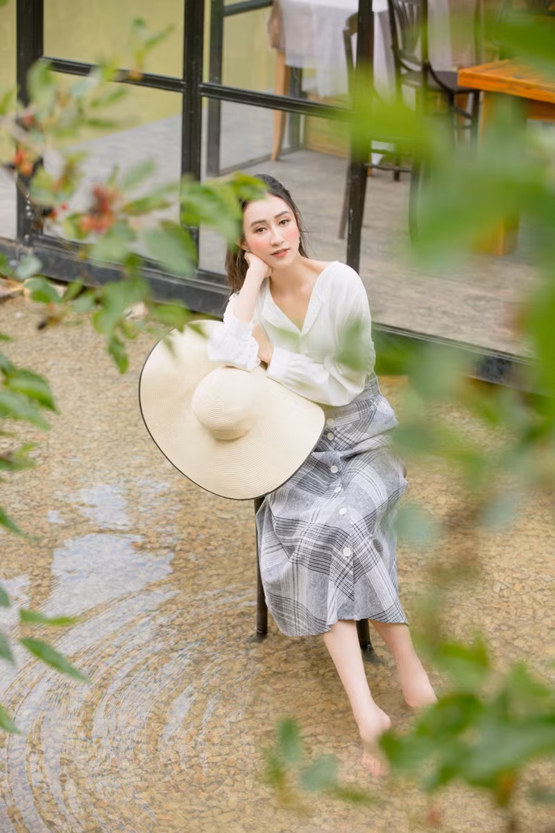 Có thể thấy Hà Thu hôm nay so với thời mới đăng quang Á hậu Đại dương 2014 là một phiên bản hiện đại, thời thượng hơn nhiều.