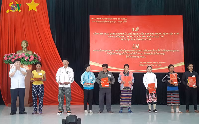 Lãnh đạo tỉnh Kon Tum trao Quyết định nhập quốc tịch Việt Nam cho công dân