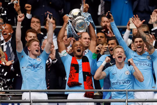  Thủ quân Vincent Kompany và chiếc cúp FA thứ 6 trong lịch sử Man City