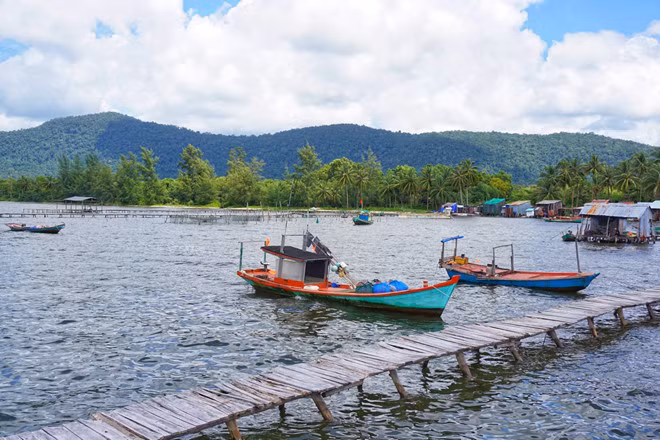  Làng chài Rạch Vẹm cách trung tâm thị trấn Dương Đông khoảng hơn 20 km