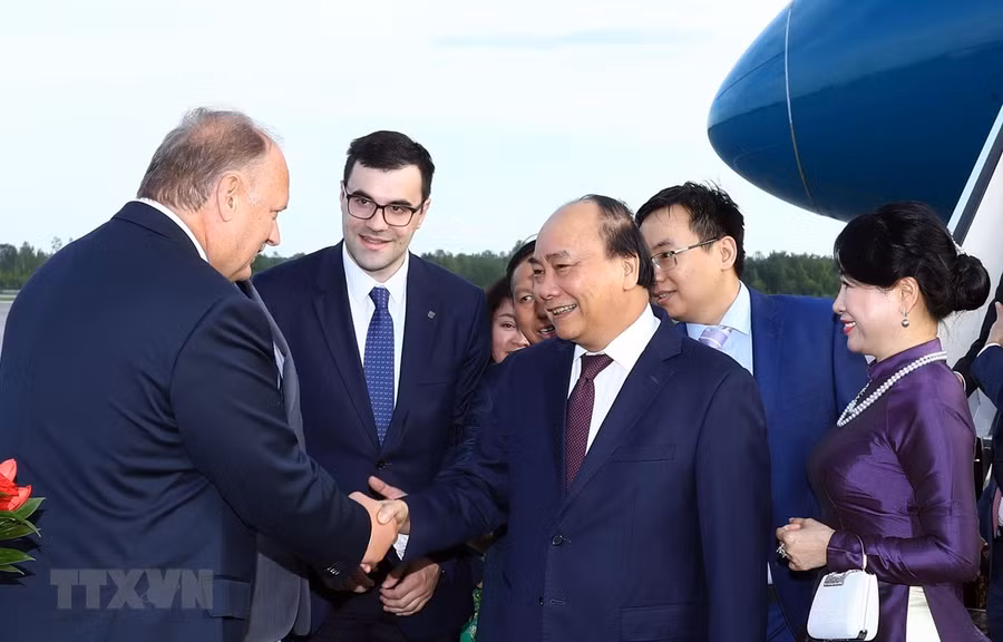  Lễ đón Thủ tướng Nguyễn Xuân Phúc và Phu nhân tại sân bay Pulkovo 1. (Ảnh: Thống Nhất/TTXVN)