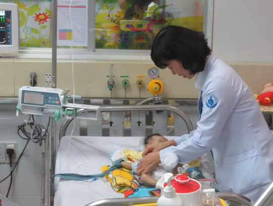 Một cháu bé bị bệnh tim bẩm sinh do dị tật hiếm gặp được các bác sĩ Bệnh viện Nhi Đồng 1 cứu sống bằng ca phẫu thuật lúc 2 tháng tuổi