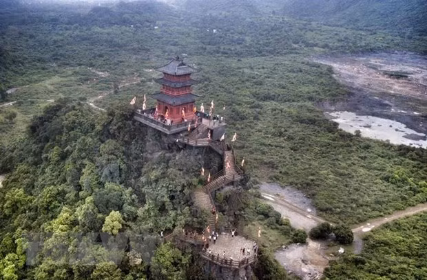  Quần thể chùa Tam Chúc với gần 1.000 ha mặt hồ và 3.000 ha núi đá, rừng tự nhiên. (Ảnh: TTXVN)