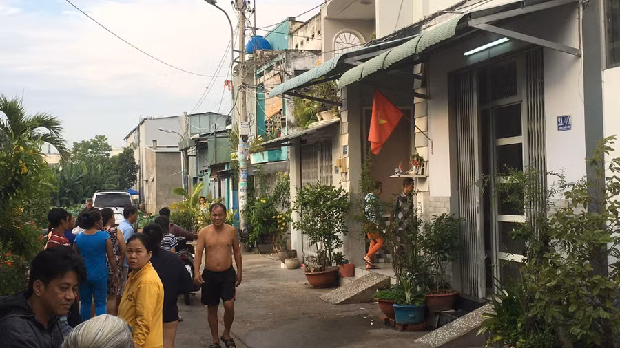 Người dân bàng hoàng trước vụ thảm sát tại khu phố Người dân bàng hoàng trước vụ thảm sát tại khu phố