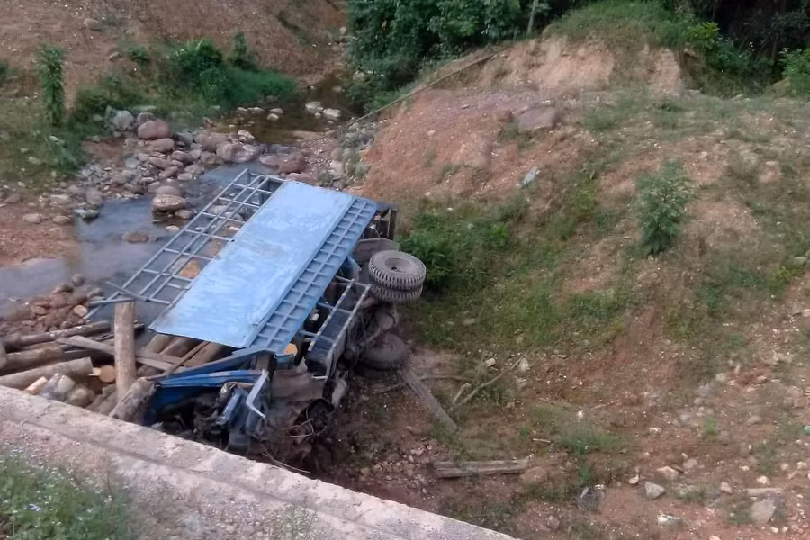 Hiện trường vụ lật xe chở gỗ