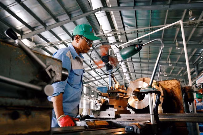 Công nhân đang làm việc tại một xưởng ở Hà Nội. Việt Nam có thể sẽ hưởng lợi từ việc các doanh nghiệp rời bỏ Trung Quốc để tránh thuế Mỹ. Ảnh: Reuters. Công nhân đang làm việc tại một xưởng ở Hà Nội. Việt Nam có thể sẽ hưởng lợi từ việc các doanh nghiệp rời bỏ Trung Quốc để tránh thuế Mỹ. Ảnh: Reuters.