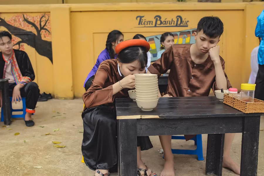  Lâm cho biết: “Một hôm, bạn trong lớp ngồi học Văn và xem những poster phim thì nảy ra ý tưởng chụp bộ kỷ yếu này. Sau đó, ý tưởng đã thông qua lớp và được mọi người đồng ý”.