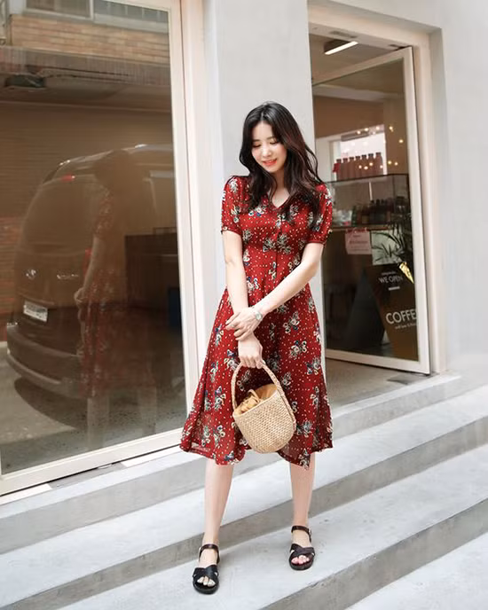  Đến văn phòng và ngày cuối tuần, phái đẹp sẽ trở nên nhẹ nhàng hơn khi chọn cho mình những bộ cánh in hoa, tôn vẻ đẹp nữ tính.