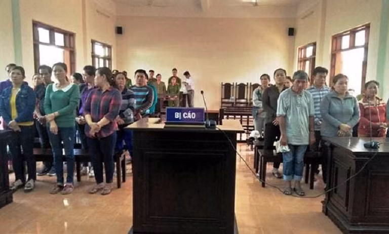 15 kẻ gây rối, ném đá lực lượng công an ở Quảng Ngãi lĩnh án. 