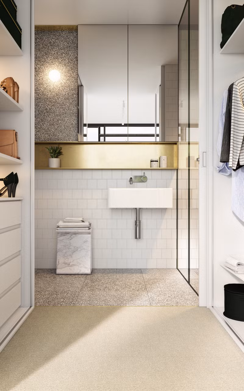  Nếu như bồn rửa và kệ đựng đồ bằng đá tách biệt thì kệ màu vàng bên trên tạo nên sự kết nối đặc biệt cho nội thất phòng tắm.