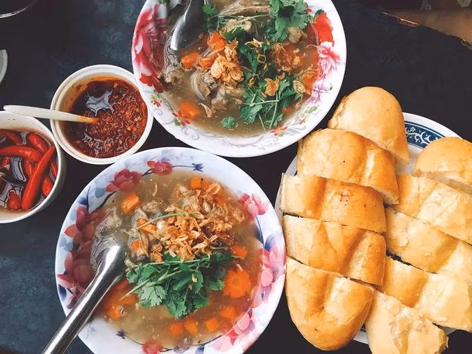 Bánh mì ragu có thịt hầm mềm chung với cà rốt, khoai tây cho vị đậm đà, nước dùng hơi đặc, chấm bánh mì nóng hổi ăn chắc bụng. Món ăn đã được nêm sẵn, nếu ăn mặn thì bạn chỉ việc thêm muối tiêu, ớt sa tế là vừa ăn. Bánh mì ragu có thịt hầm mềm chung với cà rốt, khoai tây cho vị đậm đà, nước dùng hơi đặc, chấm bánh mì nóng hổi ăn chắc bụng. Món ăn đã được nêm sẵn, nếu ăn mặn thì bạn chỉ việc thêm muối tiêu, ớt sa tế là vừa ăn.