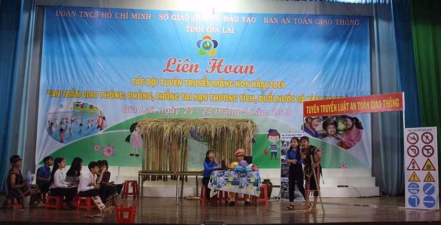  Phần thi tiểu phẩm của đội tuyên truyền măng non huyện Ia Grai. Ảnh: T.B