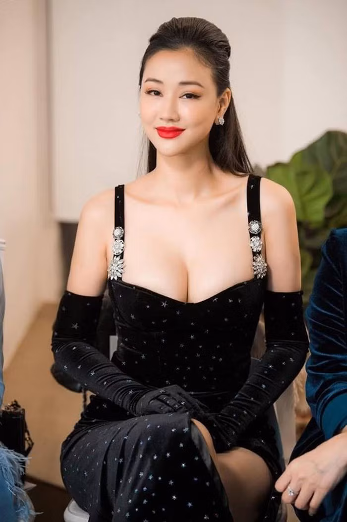 Nữ ca sĩ đang là bà mẹ đơn thân. Cô cho biết cô và bố con gái giữ quan hệ đúng mực để cùng làm những gì tốt nhất cho con.
