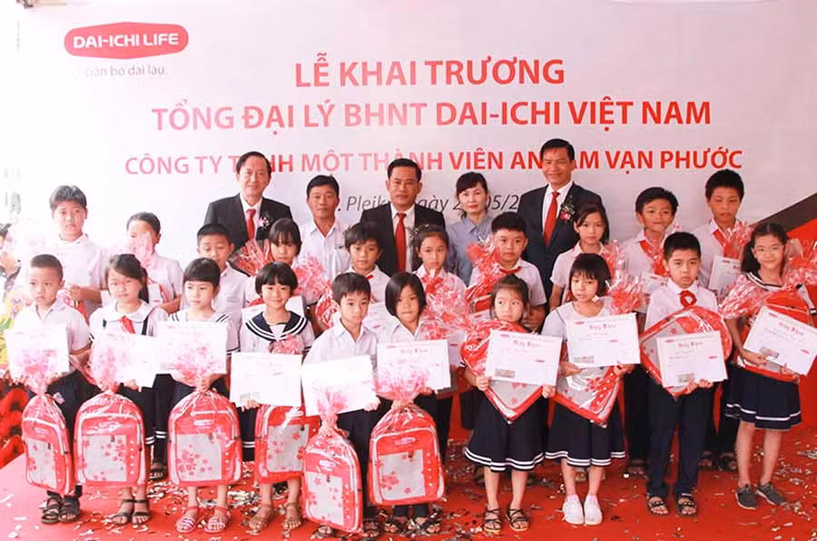 Trao học bổng cho các em học sinh vượt khó học giỏi tại địa phương nhân dịp khai trương Văn phòng Tổng Đại lý Pleiku.