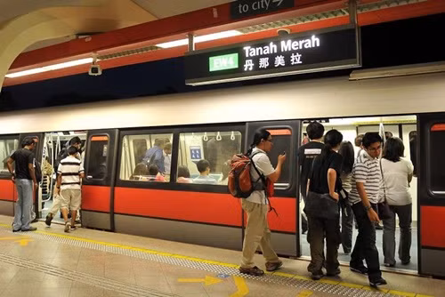  Trạm tàu điện ngầm ở Singapore đón khoảng 2 triệu lượt di chuyển mỗi ngày. Ảnh: Strait Times.