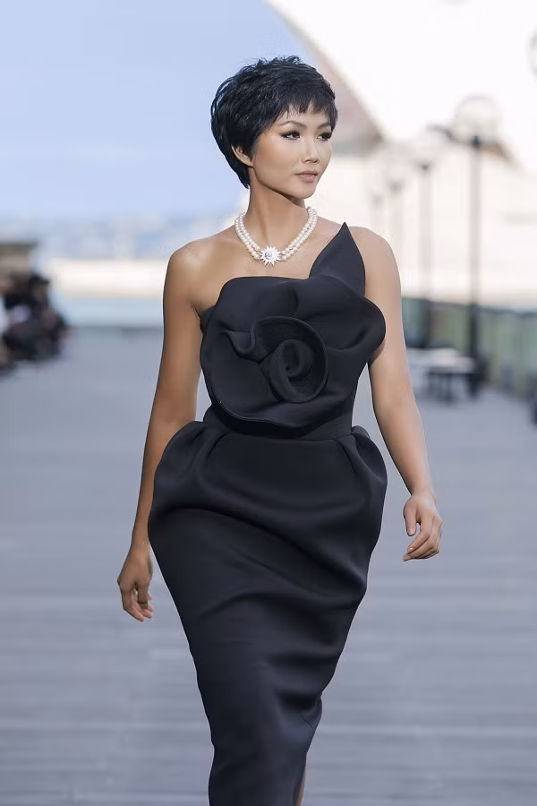 Người đẹp diện thiết kế ôm sát khoe đường cong cùng hoạ tiết bộng hoa 3D to bản. Vòng cổ ngọc trai tạo nên điểm nhấn sang trọng cho tổng thể.