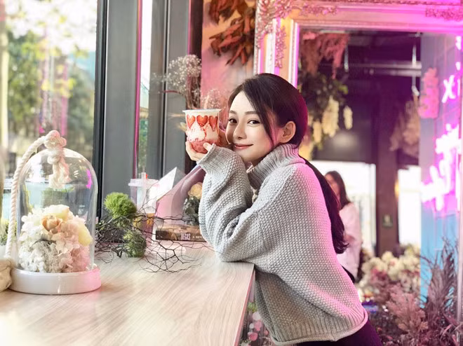  Theo trang ET Today, Lee sinh ra trong gia đình có truyền thống gắn bó với nghề y. Cha cô là bác sĩ da liễu. Từ nhỏ Lee đã mơ ước lớn lên có thể nối nghiệp gia đình.